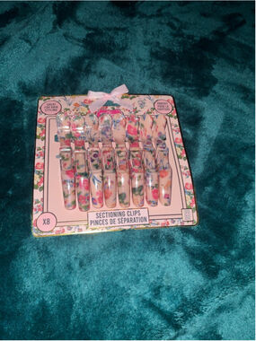 Floral-patterned set of eight hair sectioning clips
